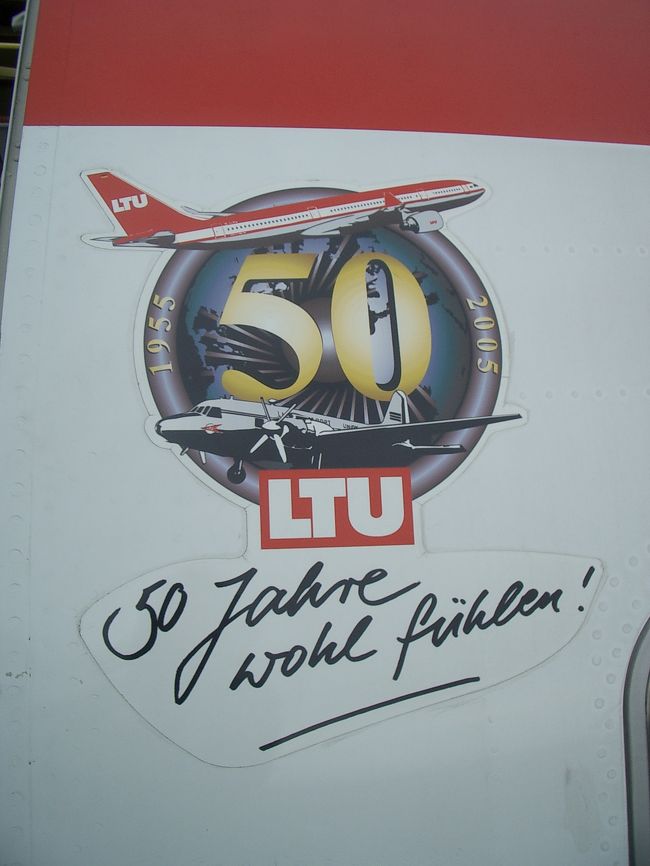 ふぅーん、５０周年。<br />なんか古そうな機体だけど、大丈夫かなー（苦笑）<br />・・・と、話す私達。<br /><br />まっ、いいか。<br />寒いウィーンよ。サヨウナラ〜♪