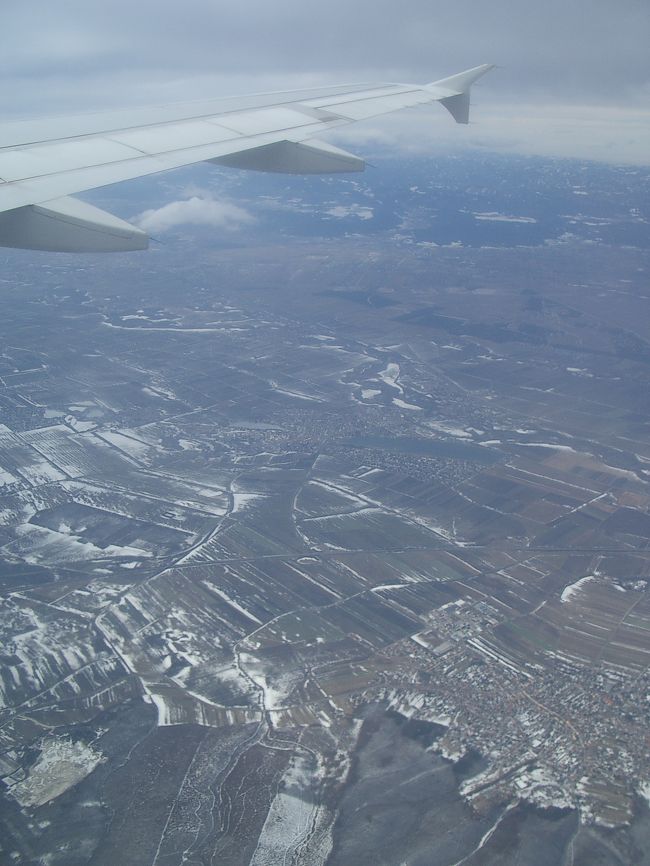 離陸♪<br />いつも旅に行く時の飛行機はとってもウキウキ☆<br /><br />白い大地もサヨウナラ〜♪