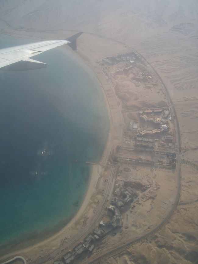 すごい！海まで砂漠です。<br />私にとっての初砂漠。<br />エジプトだーーー！アフリカだーーー！っていう感じ。