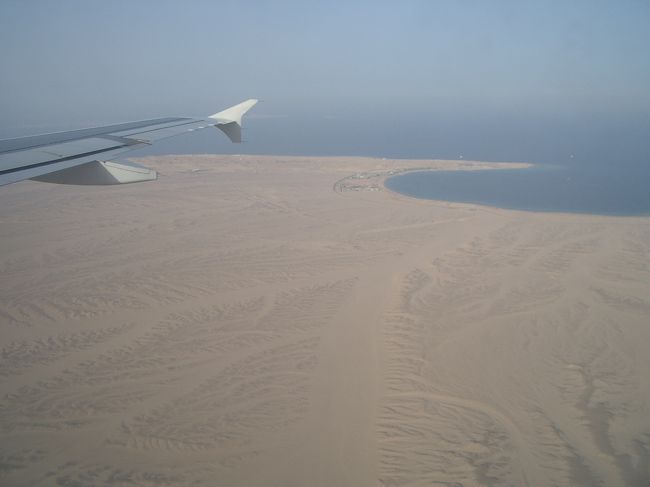 飛行機の翼と、砂漠とビーチ。<br />なんかすごい光景だわ。。。