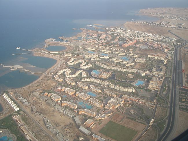 ホテル街が見えてきました。<br />ビーチ沿いに並ぶたくさんのホテル。<br />でも、道の向こう側は砂漠。。。<br />すごいね。<br /><br />偶然、この写真に私達の泊まったホテルが写ってました。<br />行くまではどれが私達のホテルだか分からないもんね。<br />下から２つめの白い建物が並んでるホテルです。