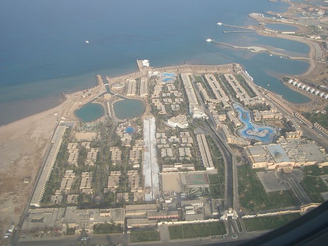 まだまだ続くビーチ沿いのホテル。<br />なんか不思議な所へ到着（笑）