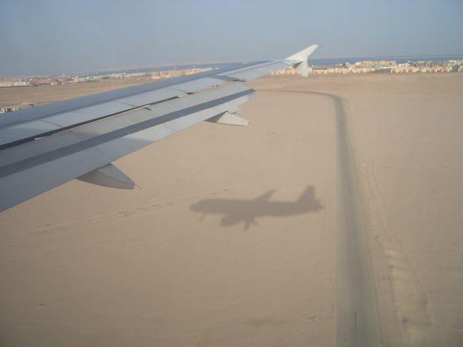 もちろん空港も砂漠（笑）<br />向こう側には街の建物と、海が見えます。