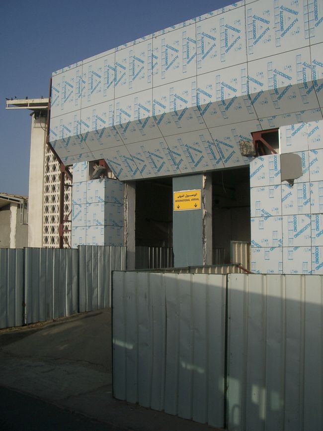 「国際線到着」と案内が書いてあった建物（笑）<br />大丈夫（苦笑）？？？