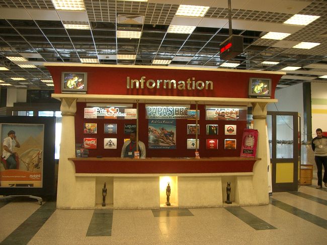 空港内のインフォメーション。<br />空港内も工事中の所もありましたが、まぁこの辺は大丈夫。<br />ビザをパスポートに貼ってもらって入国です。<br /><br />ここでトイレに行ったダンナ様。<br />トイレの前では誰かが立ってて、お金を要求されたそう（笑）<br />まぁ、地元の人だと思うけど。<br />５０セントとかそんなんだから払ったって言ってました。<br />私もトイレに行っておこうかなーと思ったけど、それを聞いてホテルまで保留（笑）<br />飛行機の中で行っておくのがいいネ☆