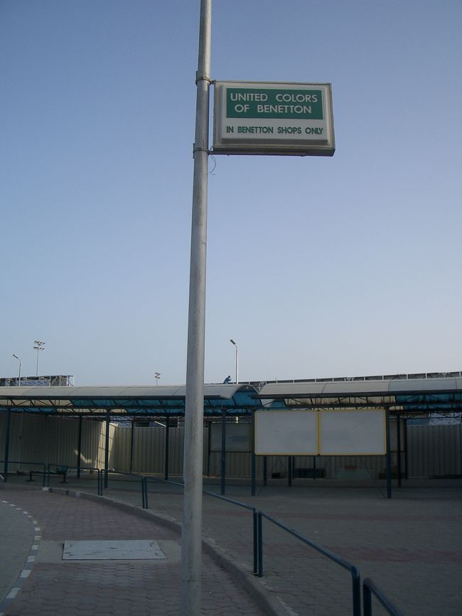 空港の外に出ると、ベネトンの看板が。<br />周りには何もないんだけどね（笑）