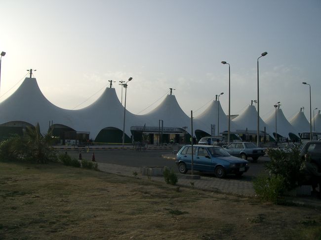 このテントみたいなのは、ハルガダの国際空港です（笑）