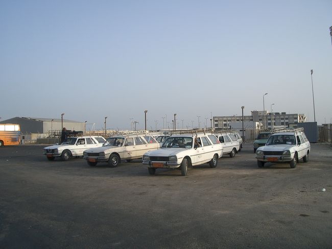 もちろん空港前にはタクシー乗り場が（笑）<br />すごい古い車だけど・・・（苦笑）<br /><br />私達は旅行会社のバスでホテルまで送迎あり。<br />良かった、これに乗らなくて良くて・・・（笑）