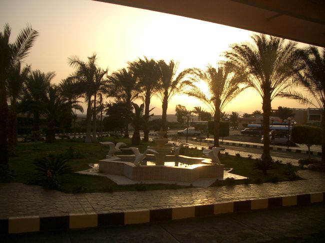 砂漠で見る夕陽。<br />なんか砂で空気がにごってるんだろうね。<br />でもちょっと幻想的。