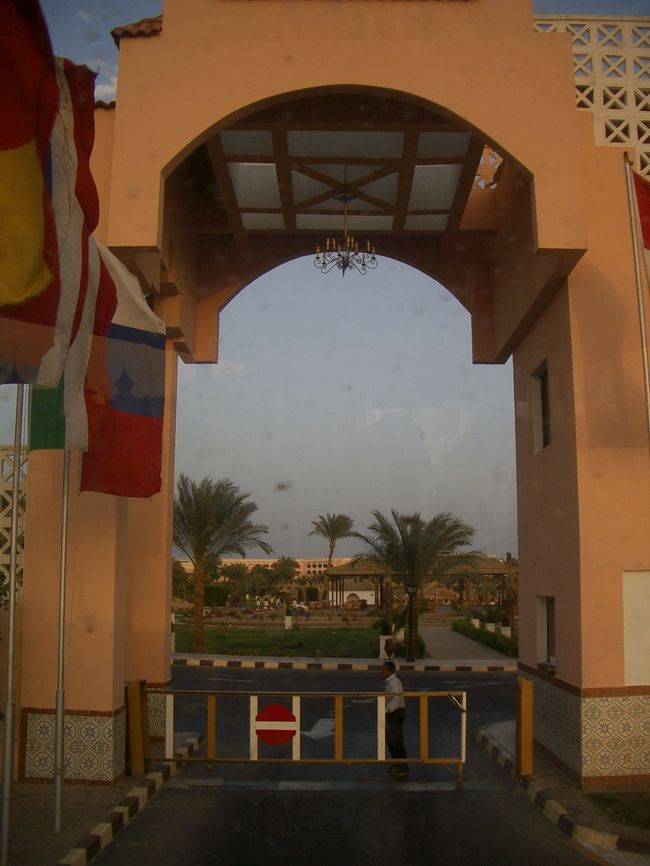 ビーチ・アルバトスのホテルへのゲート。<br />それぞれのホテルの入り口にはこういうゲートがあって、<br />通行証を見せないと中に入れないようになってる。<br /><br />このゲートは手動（笑）<br />通行証を見せると、警備してる人がヒモを緩めて、<br />ゲートを上げるのです（笑）