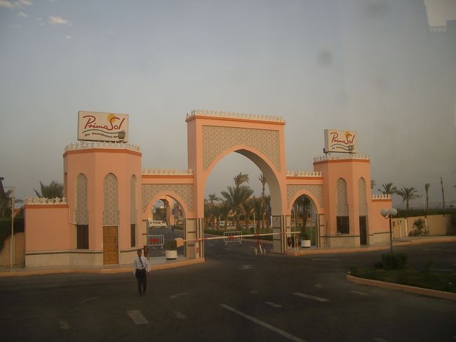 これも違うホテルのゲート。