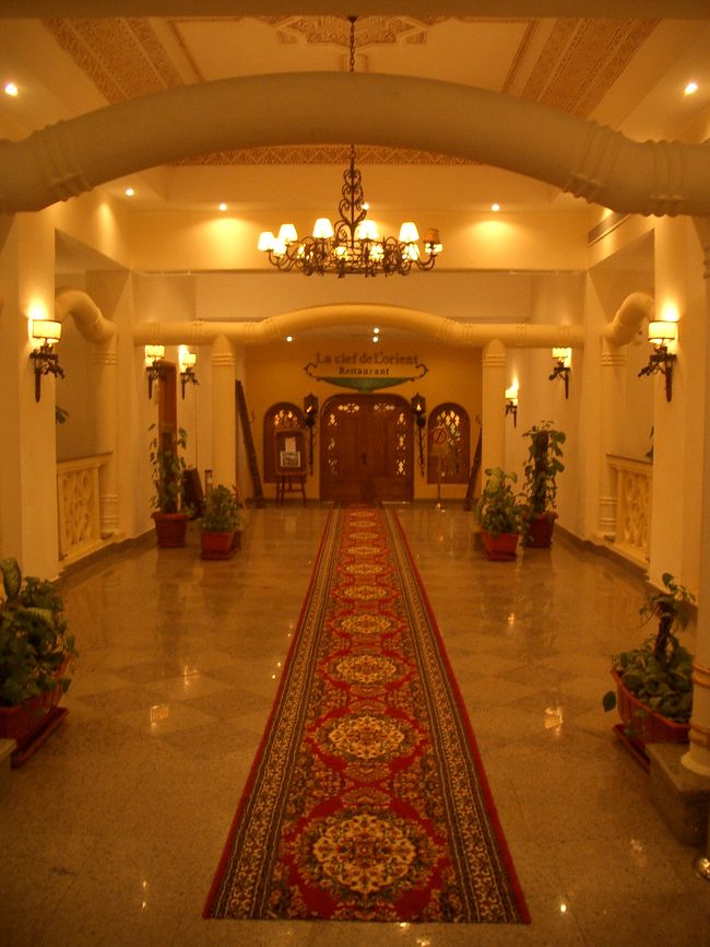 トイレを出ると、そこはホテルのロビーからレストランへと続く通路。<br />赤い絨毯がエキゾチック☆