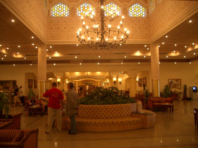 ロビーの真ん中のあるグリーンとソファー。<br />キレイです♪