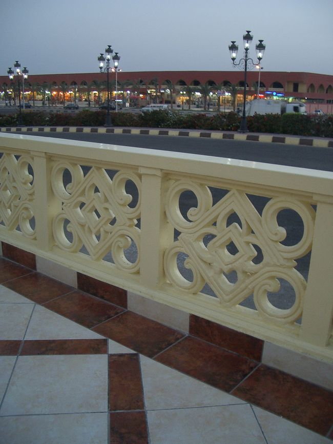 ホテルの入り口前もテラスみたくなってて、<br />かわいい白い柵が♪<br />道を挟んだ向こう側はショッピングセンターで、<br />お土産屋さんが並んでます。<br />もちろん、その裏は砂漠。