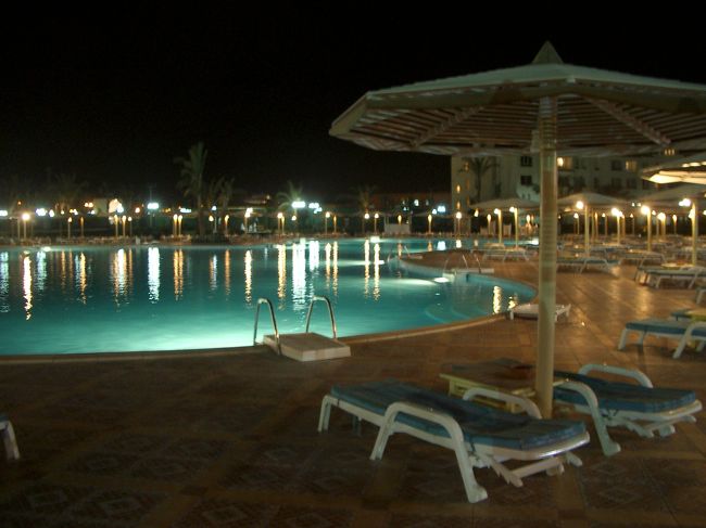 部屋の事で疲れたけど、おなかも空いた私達。<br />テクテク歩いてレストランへ〜。<br /><br />これは敷地内にあるプール。<br />ライトアップされてキレイでした☆<br /><br />＊レストラン・お食事は他の旅行記でまとめます。