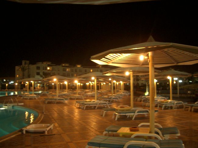 プール沿いに並べられたイスもとってもキレイ。<br />んーーー、明日が楽しみです♪