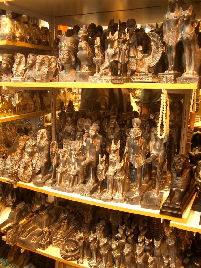 お腹も満足してからは、ホテル内を探検♪<br />ホテルの中にもお土産屋さんがありました。<br />ちょっと変な人形も（笑）