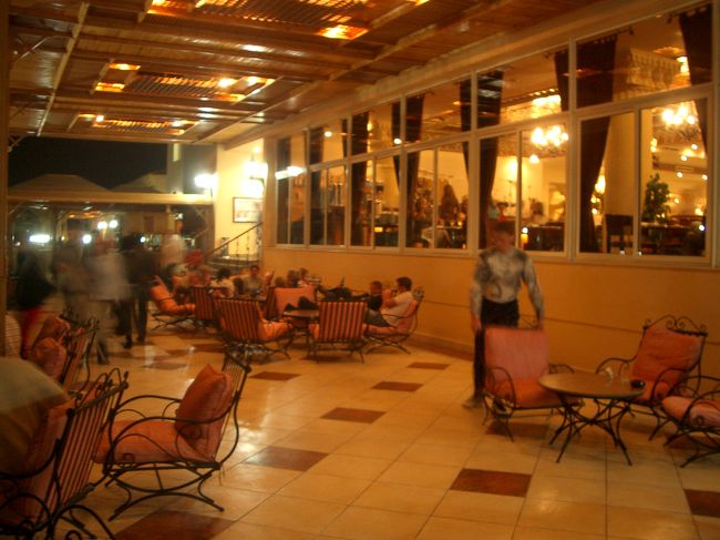 広いテラスにはたくさんのソファーが置いてあって、<br />ライトアップされた景色を見ながらドリンクを飲んでゆっくり出来ます。<br /><br />私達はオール・インクルーシブだったので、<br />ホテル内の食べ物、飲み物、ビーチバー、こういう所でのドリンクも全て料金に含まれてます。<br />だから、ホテル内どこでも好きな所で好きなだけ食べたり飲んだり☆<br />