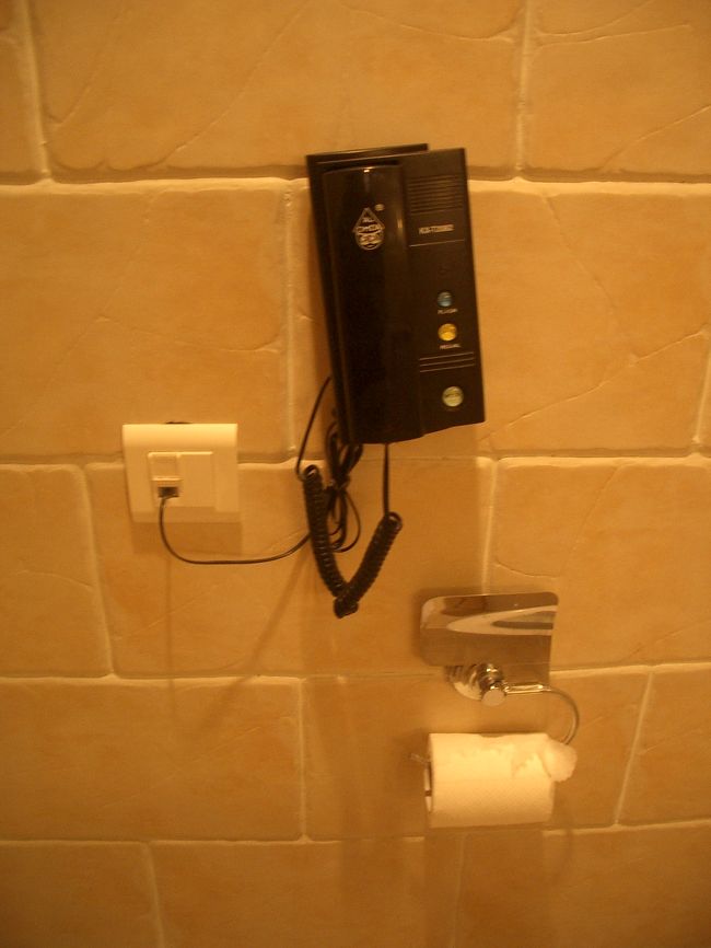 ビリヤードも満喫して、<br />部屋に戻ると・・・。<br /><br />トイレの横にナナメに取り付けられた黒電話発見（笑）<br />トイレットペーパーの上に電話。<br />おかしくない（笑）