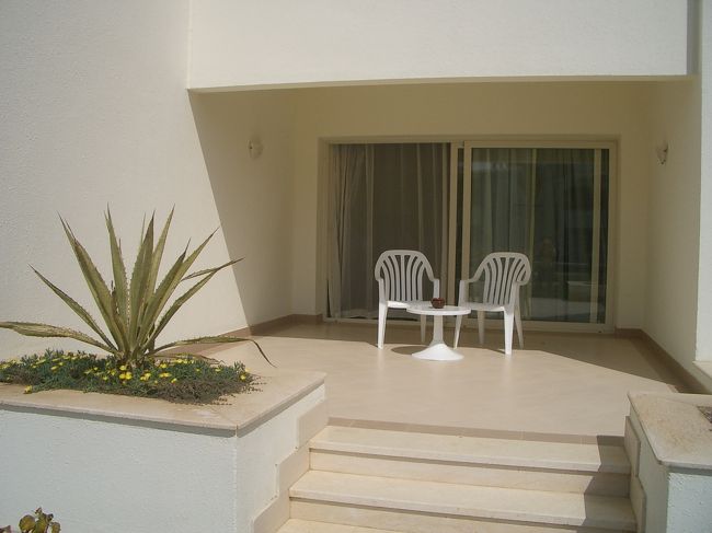 次の朝。<br />・・・と言ってもそんなに早くないけど（笑）<br /><br />部屋のテラスに出てみました。<br />ホントはオーシャンビューのはずだったんだけど、<br />この３日間はガーデンビュー。<br />まぁ、キレイだからいいか・・・。<br /><br />家にもこのくらい広いテラスがあったらいいのになー。<br />・・・でも、ウィーンの気候だと、ちょっと無理かな（笑）