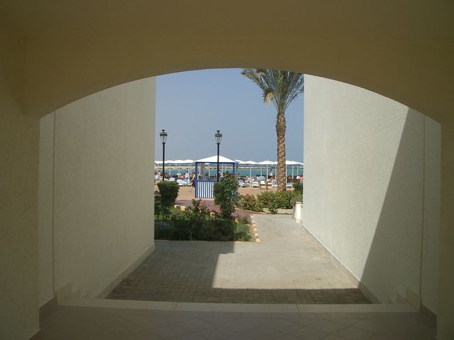 建物の間から見るビーチ。<br />このビーチはこのホテル専用。<br />となりのホテルとは仕切られてます。