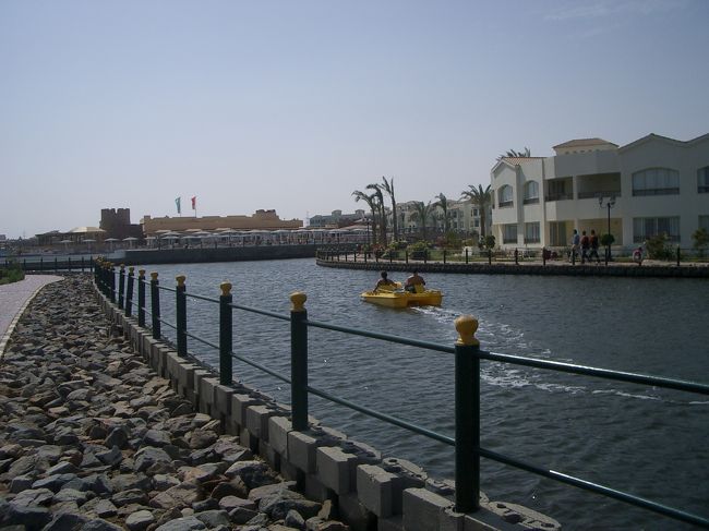 ビーチからは水路が延びて、ボートで自由に行き来出来ます。<br />ボートも空いていれば無料。<br />ここは海水を使ってるらしいけど、ここでは泳げません。