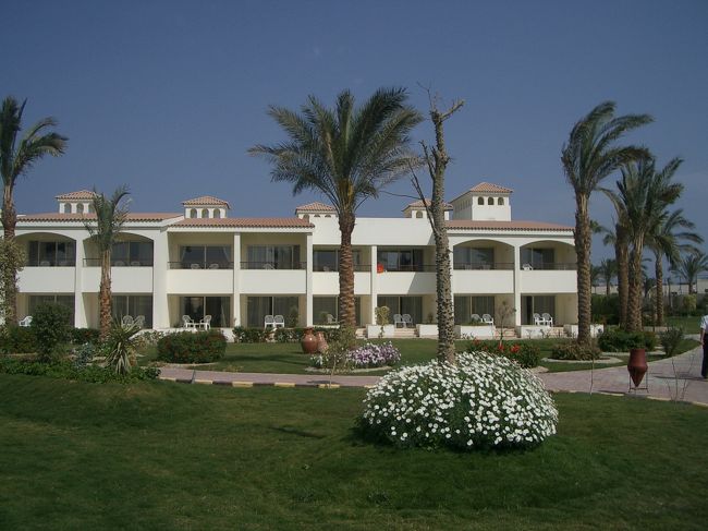 青い空に白い建物。<br />そして、グリーンとお花。<br /><br />昼間の気温は25度位。<br />マイナスの世界のウィーンから来ればここは天国♪<br />でも、エジプト人に取っては寒い冬（笑）<br />キャミソールや半そで・短パンで歩いてる観光客と対照的に、<br />皮ジャンやセーターを着てるエジプト人（笑）