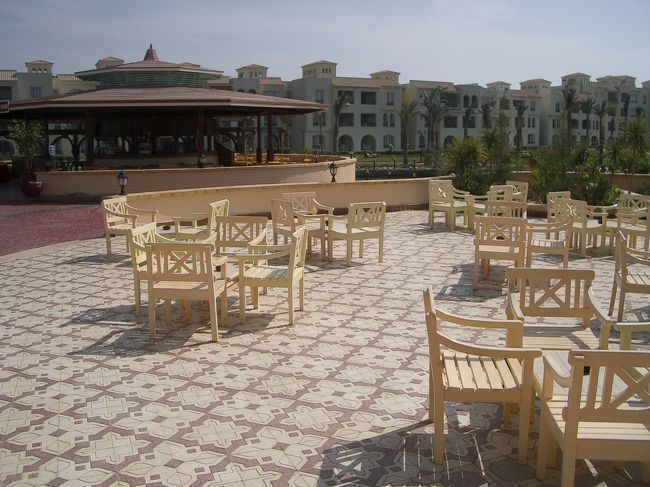 ホテルの敷地内にはいくつかのレストランがあって、<br />どこでも好きな所で食べられます。<br />これは真ん中辺りにあるレストランの外のテラス。<br /><br />ここではお食事は出来ないんだけど、<br />左側の屋根のある建物ではドリンクがもらえます。<br />・・・で、私達はランチへ〜☆