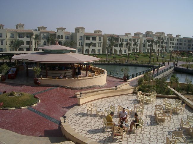 ランチを終えて、レストランの横に階段があるのを発見♪<br />登って見る事に☆