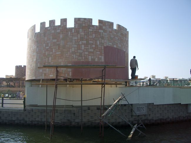 新しい塔を造ってるらしいけど・・・（驚）！！！<br />ちょっとーーー足場が崩れてて、そのままになってて、<br />そこに板を通しただけの足場でいいんですかー！？<br /><br />どうやら色を塗ってるみたいだけど、<br />見てるほうが怖いよ。。。<br />