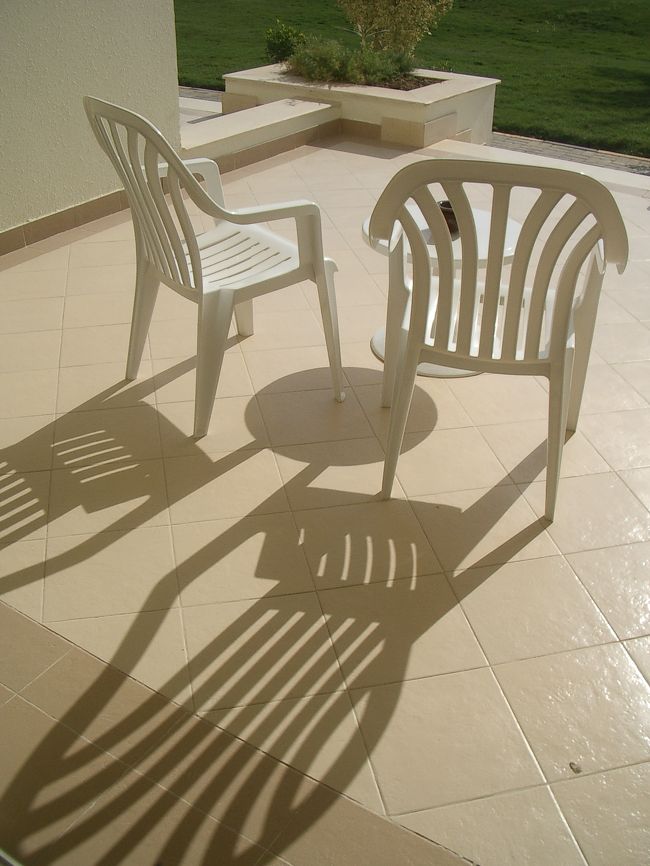 部屋のテラスのイスがステキな影を作ってました。