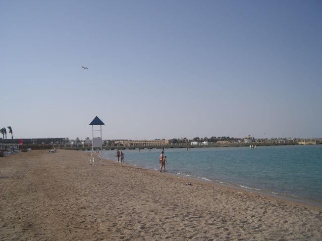 そして、ビーチにももちろん行ってみました♪<br />半そでや水着で歩いてても暖かいんだけど、<br />さすがに海の水はちょっと冷たかったなー。<br /><br />オーストリア人のダンナ様も入らなかったもん。<br />入ってるのはロシア人（笑）<br />寒い所から来ると、やっぱり体感気温が違うらしい。。。<br />そぉーだよね、エジプト人。<br />寒いって言ってるんだもん。<br />そこからいくと、私は中間（笑）