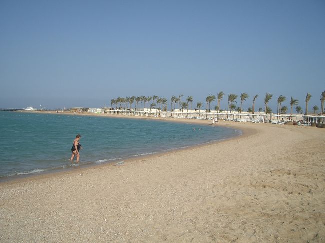 ビーチの右側。<br />ビーチは細かい石のような感じ。<br />でも、左側の方。潮が引いたときに行ってみたけど、<br />そっちは砂でした。<br />多分、砂漠から砂を持って来てるような感じ！？