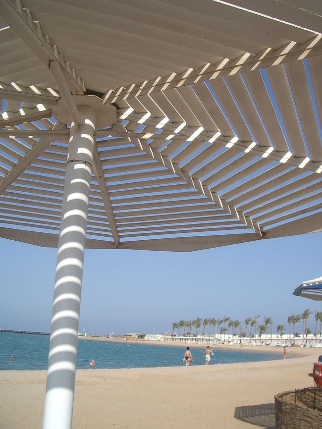 のんびり本を読んで過ごす午後。<br /><br />・・・と、思いきや・・・<br /><br />たまに「マッサージどう？」とか「マネキュアどぉ？」とか・・・色々来るのよね。<br />ホテルの人が（苦笑）<br />もぉーさぁー、なんの為にホテル専用のビーチにいるのよ・・・って感じ（笑）<br />でも、ホテル専用じゃない所のビーチは行けないんだけどネ。<br /><br />まぁ、それ以外はとりあえずゆっくり☆<br />ポカポカ♪<br />レストランからもらってきた果物を食べて、<br />ノドが乾いたらビーチバーでドリンクをゲット☆<br />これももちろん無料。<br />VIVA!オール・インクルーシブ☆