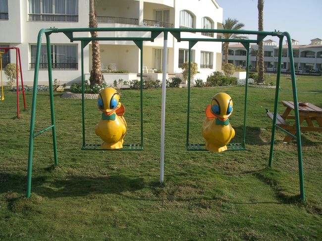 ホテルの中には子供向けのこんな乗り物もある。<br />子供を預かって遊ばせてくれる場所もあるし、子供向けのプログラムもある。<br />家族連れにも嬉しいサービス。<br /><br />でも、このホテルは子供少ない方だって。<br />他のホテルは家族連ればかりとかの所もあるみたい。<br />子供がいればそういう所もいいけど、いなければゆっくり出来る所がいいよね。