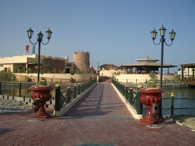 水路にかかる橋。<br />橋の向こうはレストラン。