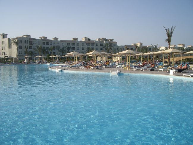 プールはいつもキレイ。<br />泳いでる人はそんなにいなかったけど、<br />海よりはちょっと暖かいみたい。<br />２６℃位だったかな。