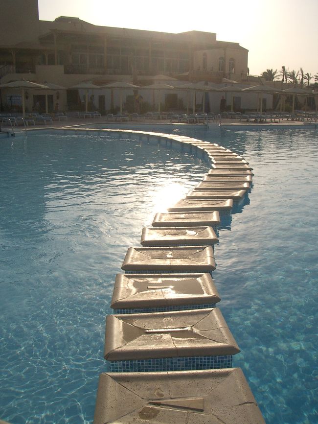 プールの中が歩けるようになってます。<br />こういうのを見たら、通りたくなるよね♪<br />もちろん、通過♪