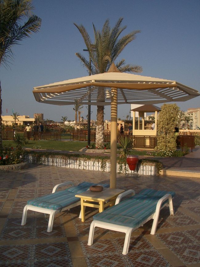 プール沿いでゆっくりするのもいいかなー☆<br />・・・と思いつつ、せっかく海に来てるので、ビーチに行ってしまう私達。