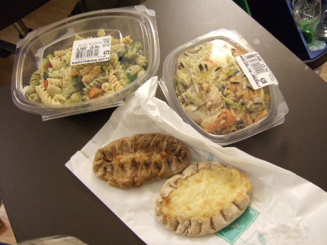 　きょうはさすがに疲れたので、夜ご飯は買って帰りました。<br />　ストックマンデパートの１階にデリがあり。<br />　フィンランドはポテトばっかり出てくるって聞いていたのにぜんぜん食べてないよねということで、私はてっきりポテトパイだと思ってパイを購入。<br />　この食べ物、スーパーでよく目にしていたのです。<br />　で、食べてみたら、、中にはおかゆが入ってた！<br />　これこそカレリアパイだったんですねえ。<br />　不思議な味でした。<br />　で、パスタサラダだと思って買ってきたほかの二つが、結構びみょーーな味。<br />　スパイスはきいているらしいのですが。