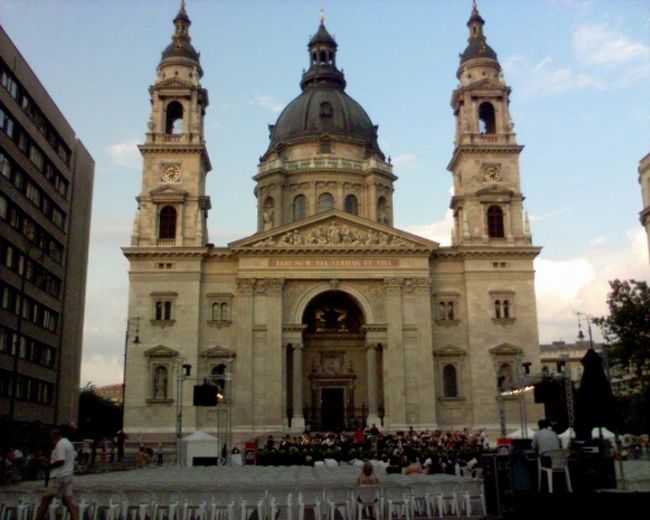 どんな様子か分からなかったので、8：30p.m.開演でしたが、7：30ころ出かけました。<br />夏は本当に暗くなるのは9：00過ぎからです。<br />行ってビックリ、聖イシュトバーン大聖堂の前の両脇にはカフェがあって、囲ってある演奏会場の直ぐ隣まで、カフェのテーブルと椅子が出されていて、チケット買わなくても、そこに座って、飲み物と食べ物を注文すれば最高の特等席です。なんてこったい・・・<br /><br />