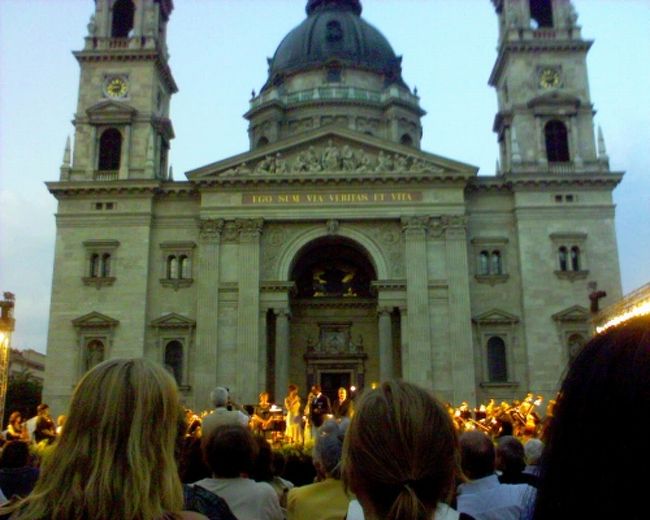 いよいよ、夏の音楽祭が始まりました。<br />この日が本当に音楽祭のオープニングでした。<br />と言う訳で、まずはオープニングセレモニーです。<br />マジャール語で挨拶、英語の通訳と倍時間が掛かるところへ持って来て、長い、長いスピーチです。<br />ホンと３０分は掛かりました。<br />そのために、バスを雇っていたのですが、コンサートが終わる前にバスの待ち合わせ時間となり、どうにか曲の切れ目にコンサートを脱出、バスに間に合いました。<br />