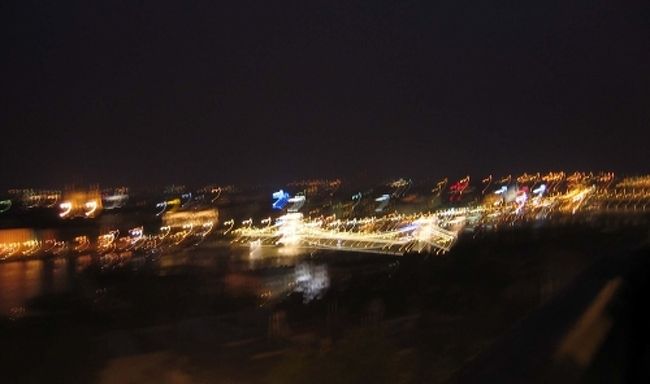 丁度この日はワールドカップサッカー、決勝戦の日で<br />運転手さんはバスを止めている近くに大型スクリーンがあり、そこで観戦していたようです。<br />最後の最後と言う時に、バスを運転しなければいけないので、結果を知るまで、ＴＶの画面を探して迷走運転でしたが、結果を携帯で聞いてからは無事に帰ることが出来ました。<br />王宮の丘のヒルトンに宿泊していましたので、ブダペストの素晴らしい夜景を見ながら<br />ドライブを楽しみました。<br />