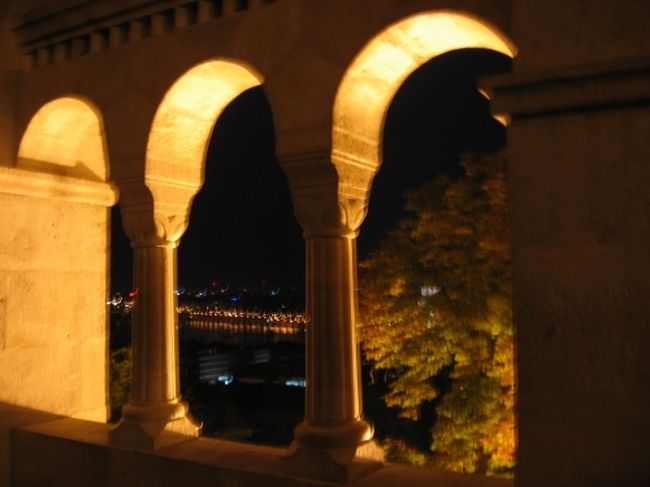 ホテルに到着してから、夜景があまりにもきれいなのでうろうろと、漁夫の砦へ散歩しました。<br />夜は漁夫の砦の展望場所が無料になります。<br />カメラが壊れて、携帯で撮ったので、手ブレがひどくて、やっとどうにか撮れていた１枚です。<br />