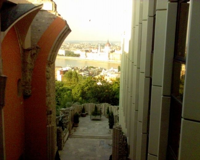 お客様は４日間の滞在中、ブダペストの夜景が最も美しく見えるヒルトンのドナウ川サイドの宿泊で、夜景を毎晩部屋から独り占め、朝焼けの情景までも楽しまれたようですが、私の部屋は通り側で残念でした。<br />でも部屋を出て、エレベータに向う途中にある窓からはヒルトンの中庭にあるドミニコ教会の遺跡の間からブダペストの風景を望むことが出来て、これはこれで一枚の絵画を見ているようで、毎日楽しめました。<br />