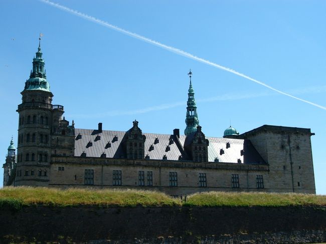 クロンボー城<br />http://www.kronborg.dk/<br /><br />ヒレロズ駅からローカル列車に乗って終点のヘルシンオア駅で下車、駅を出ると遠方にお城が見えるので、ひたすら歩いてお城を目指しました。