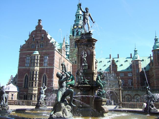 フレデリクスボー城<br /><br />城内の写真撮影はフラッシュをつけなければOKでた。<br />城の内部には、とても印象に残る豪華な部屋がありました。<br />お見せできないのが残念！わたしは荷物と一緒にカメラをロッカーに預けてしまい、城内部の写真を撮りそこねました。<br /><br />３階には、モダンコレクションが展示してありました。<br />バロック庭園も必見です。