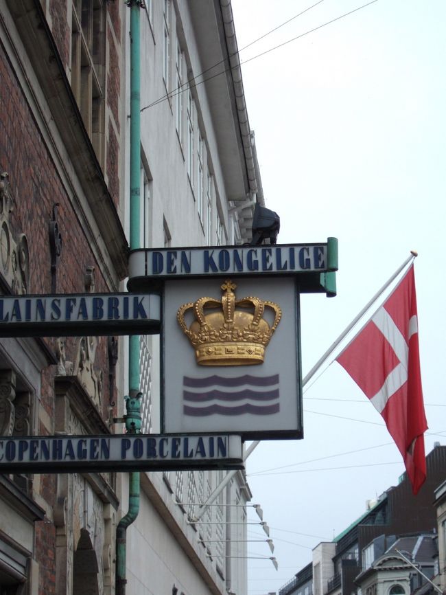 【ロイヤルコペンハーゲン】のシンボル！！<br /><br />CPH駅からストロイエ通りを散策してみました。<br />途中、ホットドックスタンドを見つけ、<br />「ホットドック」をペロリ。。さすがに、ソーセージは美味しい！！<br />小腹が空いたときには超オススメです♪<br /><br />ストロイエは、とっても賑やかで通りの左右にはさまざまなお店がありました♪<br />行きたかったお店、「イルムス・ボリフス」へ。<br />モダンな雑貨、家庭用品、照明などなど北欧デザインの数々、見てるだけでも愉しかったな〜！！<br /><br />せっかくなので、隣接する「ロイコペ」「ジョージ・ジャンセン」で世界の逸品も見逃さず鑑賞♪