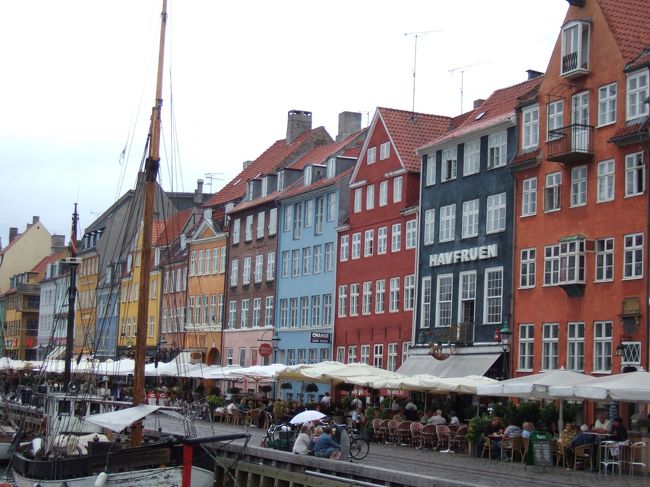 カラフルな建物が建ち並ぶニューハウン<br />アンデルセンが下宿した場所２０番と６７番があったのに、ここの雰囲気に飲込まれすっかり探すの忘れてました。<br />オープンカフェで楽しむ人達、ジャズを楽しむ人達、みんなビールを片手に思い思いに楽しんでました！<br />私たちもビール片手に運河沿いに腰を降ろし、イギリスから来たという彼らと会話したり、賑やかなニューハウンを愉しみました。