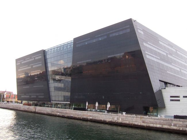 ハーバー・バスから観たブラックダイヤモンド（王立図書館）